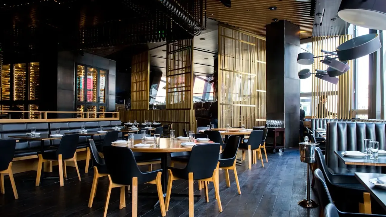 Desktop and mobile preview of a restaurant website template